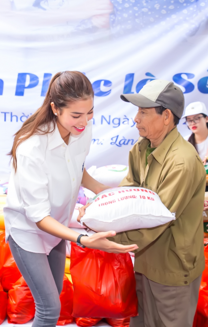 Phạm Hương x&uacute;c động tặng &ldquo;heo đất&rdquo; tiết kiệm cho trẻ em ngh&egrave;o b&atilde;i giữa s&ocirc;ng Hồng