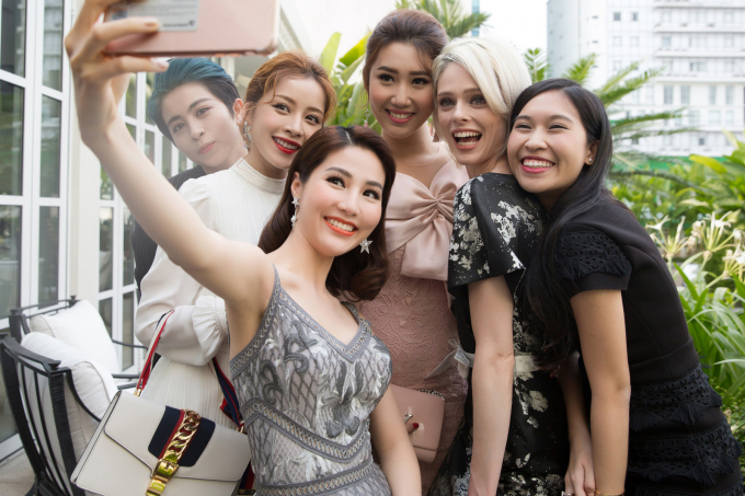 Chi Pu, Ho&agrave;ng Oanh đọ d&aacute;ng c&ugrave;ng si&ecirc;u mẫu Coco Rocha