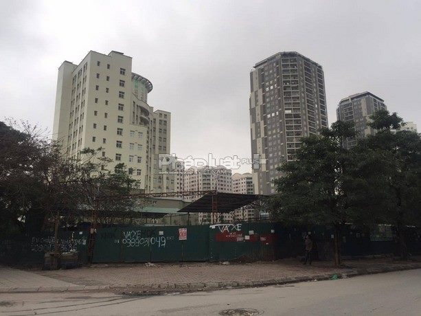 &Ocirc; đất 113 Trần Duy Hưng b&ecirc;n ngo&agrave;i được che chắn v&ocirc; c&ugrave;ng tinh vi.