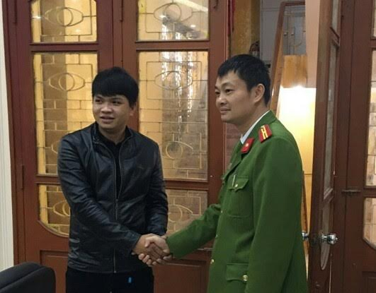 Anh L&yacute; Thế Trọng cảm k&iacute;ch cảm ơn Thiếu t&aacute; Nguyễn Đức Biển.