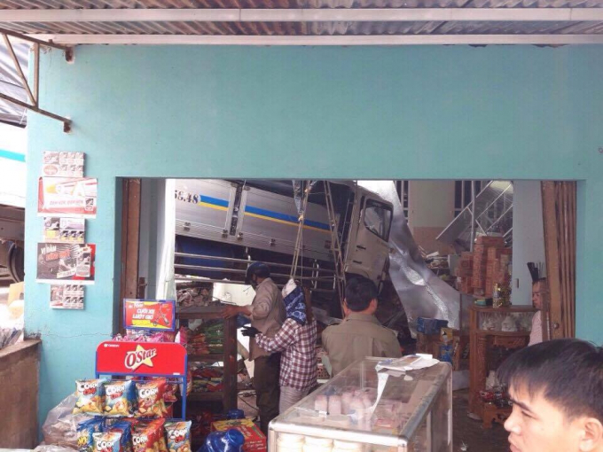 Căn nh&agrave; bị hư hại nặng sau vụ tai nạn.