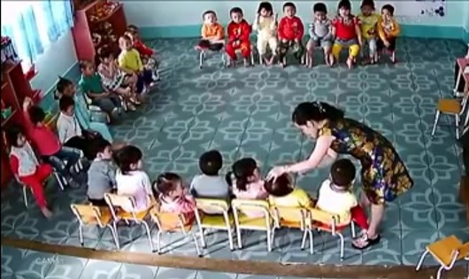 Cảnh gi&aacute;o vi&ecirc;n giữ trẻ t&uacute;m t&oacute;c, hăm dọa đ&aacute;nh trẻ tại một trường mầm non ở TP HCM.