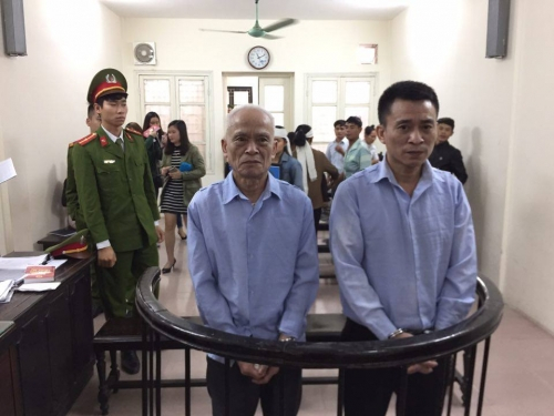 Hai bị c&aacute;o trước v&agrave;nh m&oacute;ng ngựa.