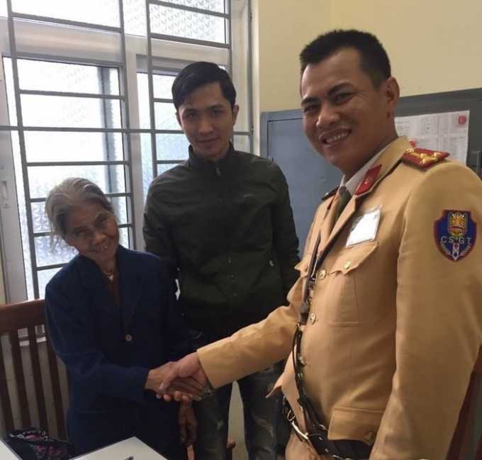 B&agrave; cụ được c&aacute;c chiến sĩ đội CSGT số 15 đưa về nh&agrave;.