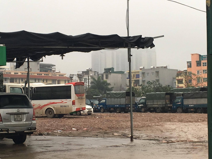 Nhiều phương tiện xe tải, xe kh&aacute;ch được tr&ocirc;ng giữ.