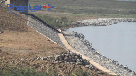 Đoạn đ&ecirc; Hữu Cầu tại x&atilde; Quế T&acirc;n, huyện Quế V&otilde; bị sạt lở. Ảnh: Phapluatplus.