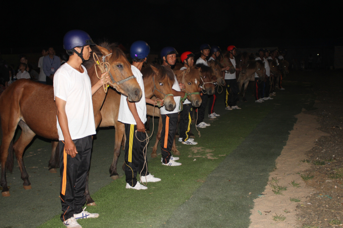 48 kị sĩ v&agrave; 48 ch&uacute; ngựa biểu diễn trong đ&ecirc;m khai mạc.