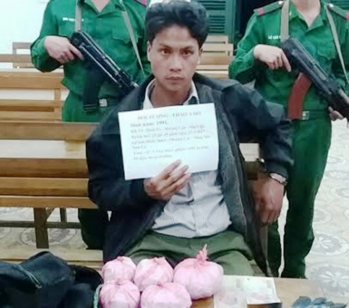 Đối tượng Th&agrave;o A Hồ c&ugrave;ng số tang vật bị thu giữ.