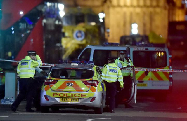 Hiện trường vụ tấn c&ocirc;ng tr&ecirc;n cầu Westminster. (Ảnh: Reuters)