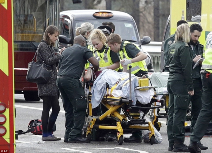 Cảnh s&aacute;t Anh bị đ&acirc;m thiệt mạng do kh&ocirc;ng được trang bị s&uacute;ng