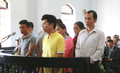 Bị c&aacute;o Lợi (&aacute;o v&agrave;ng) c&ugrave;ng c&aacute;c bị c&aacute;o kh&aacute;c tại phi&ecirc;n x&eacute;t xử. (Ảnh: b&aacute;o C&ocirc;ng an nh&acirc;n d&acirc;n)