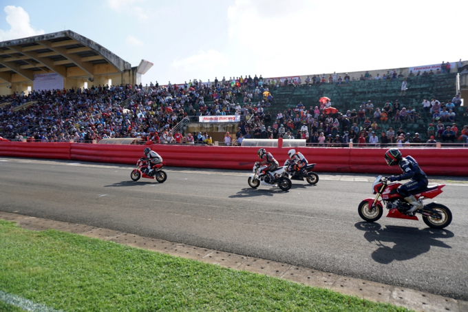 M&agrave;n rượt đuổi gay gấn của c&aacute;c tay đua tham gia giải tại TP Tuy H&ograve;a, tỉnh Ph&uacute; Y&ecirc;n.