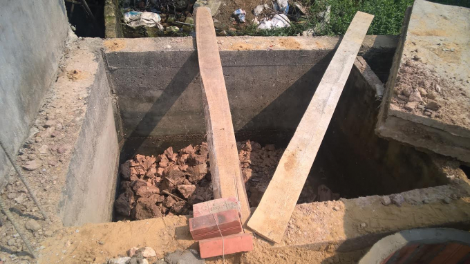 Bể phốt x&acirc;y từ 2006, nhưng kh&ocirc;ng gắn nắp cố định, đến nay x&acirc;y nh&agrave;, gia đ&igrave;nh đ&atilde; ph&aacute;t hiện bộ xương người. (Ảnh: A.Thắng)
