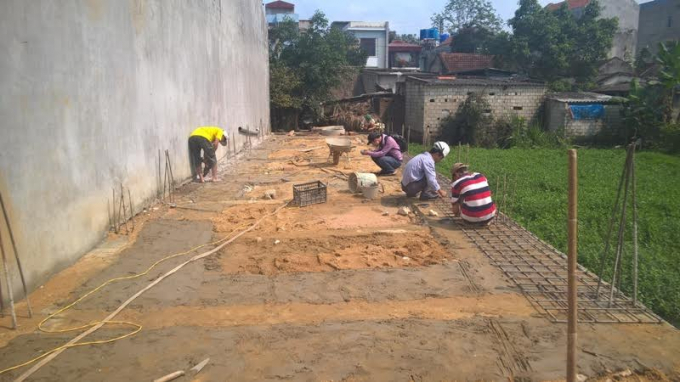 Khu&ocirc;n vi&ecirc;n m&oacute;ng nh&agrave; nời ph&aacute;t hiện bộ h&agrave;i cốt. (Ảnh: A.Thắng)