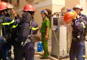 Rất nhiều cảnh s&aacute;t đang cứu hộ tại c&ocirc;ng ty Kwong Lung - Meko.