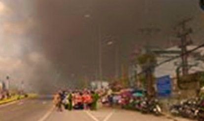 Kh&oacute;i lửa bốc l&ecirc;n m&ugrave; mịt, c&ocirc;ng nh&acirc;n được di chuyển ra b&ecirc;n ngo&agrave;i.