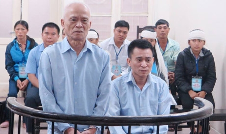 Bố con hầu tòa vì sát hại người thân