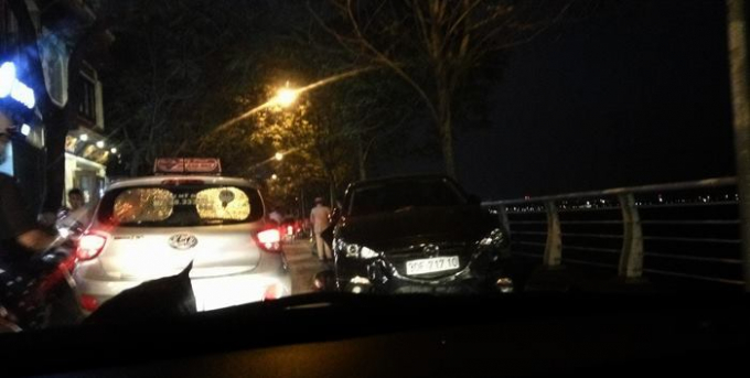 Cơ quan chức năng nhanh ch&oacute;ng c&oacute; mặt ở hiện trường để điều tra l&agrave;m r&otilde; sự việc.