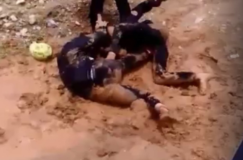 Nh&oacute;m nữ sinh lấm lem b&ugrave;n đất.&nbsp;Ảnh cắt từ clip