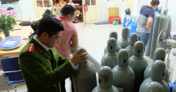 Thu giữ hàng chục bình khí cười tập kết trên phố cổ Hà Nội