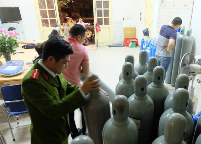 Lực lượng chức năng tiến h&agrave;nh thu giữ h&agrave;ng chục b&igrave;nh kh&iacute; cười.