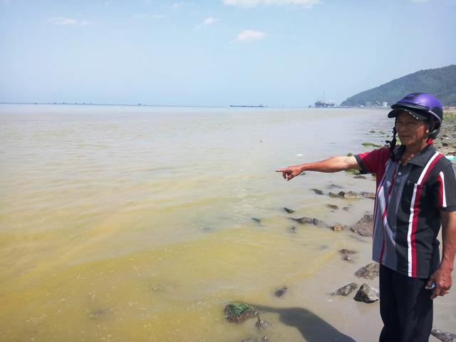 Dải nước v&agrave;ng được người d&acirc;n ph&aacute;t hiện gần cảng biển Ch&acirc;n M&acirc;y.