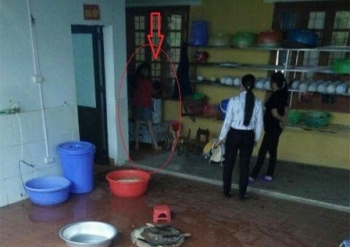 Bé 4 tuổi bị giáo viên và Hiệu trưởng dọa cắm điện, thả vào máy vặt lông gà