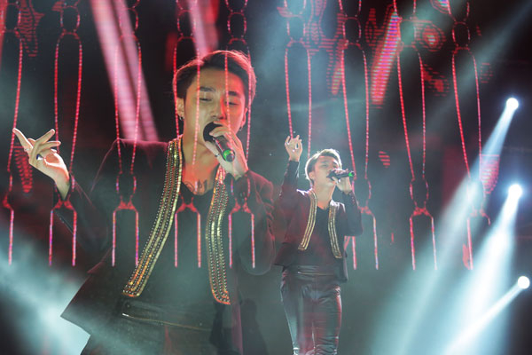 Sơn T&ugrave;ng biểu diễn tại đ&ecirc;m nhạc Giờ Tr&aacute;i đất ở Hưng Y&ecirc;n. (Ảnh: Tuấn Minh Vũ)