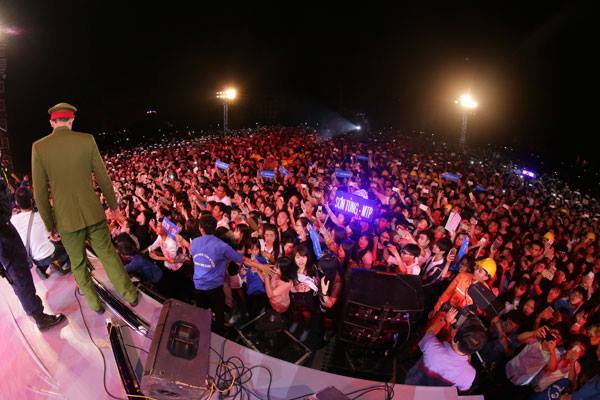 Kh&aacute;n giả x&ocirc; đẩy, chen lấn khi Sơn T&ugrave;ng h&aacute;t tr&ecirc;n s&acirc;n khấu. (Ảnh: Tuấn Minh Vũ)