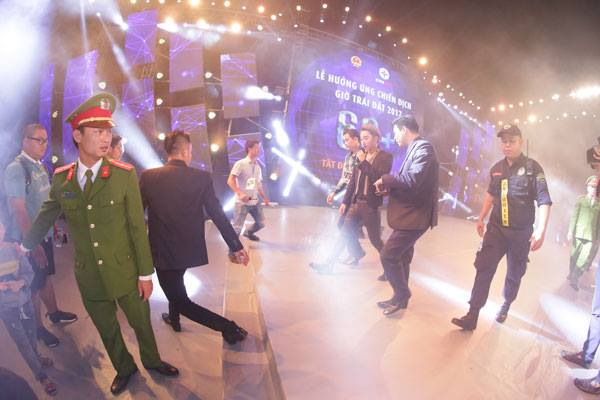 Do c&oacute; fan bị ngất, Sơn T&ugrave;ng vội v&agrave;ng n&oacute;i c&acirc;u xin lỗi rồi lui nhanh v&agrave;o hậu trường, dừng phần biểu diễn của m&igrave;nh. (Ảnh: Tuấn Minh Vũ)