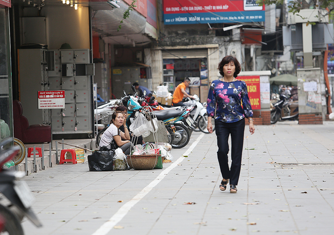 Hơn 10 ng&agrave;y qua (từ 10/3), c&aacute;c lực lượng chức năng nhiều quận huyện ở H&agrave; Nội đồng loạt ra qu&acirc;n lập lại trật tự đ&ocirc; thị. Theo đ&oacute;, những hộ d&acirc;n kinh doanh h&agrave;ng qu&aacute;n tr&ecirc;n vỉa h&egrave;, l&ograve;ng đường v&agrave; người b&aacute;n h&agrave;ng rong phải xoay sở t&igrave;m nhiều c&aacute;ch để mưu sinh hơn so với trước đ&acirc;y.  Tr&ecirc;n phố Giảng V&otilde;, c&aacute;c g&aacute;nh h&agrave;ng rong b&aacute;n cơm nắm trước kia ngồi s&aacute;t m&eacute;p đường, nay đ&atilde; chuyển hẳn v&agrave;o sau vạch sơn để nhường đường cho người đi bộ.