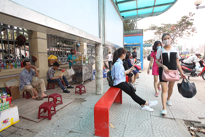 Xe đẩy b&aacute;n b&aacute;nh mỳ v&agrave; qu&aacute;n nước