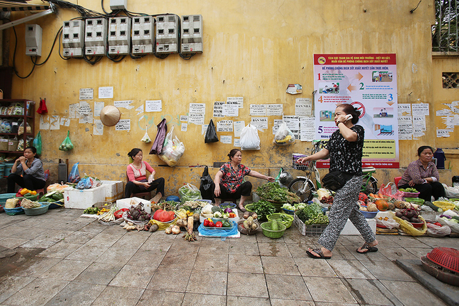 Chợ tạm tr&ecirc;n vỉa h&egrave; đường Nguyễn Thiện Thuật trước đ&acirc;y cảnh mua b&aacute;n&nbsp;tấp nập từ s&aacute;ng đến chiều tối, nay đ&atilde; được thu gọn hơn.