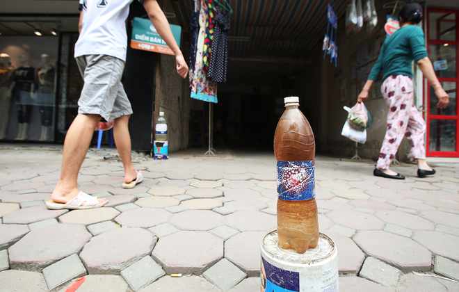 Chiếc chai nhựa đặt tr&ecirc;n vỉa h&egrave; để b&aacute;n xăng.