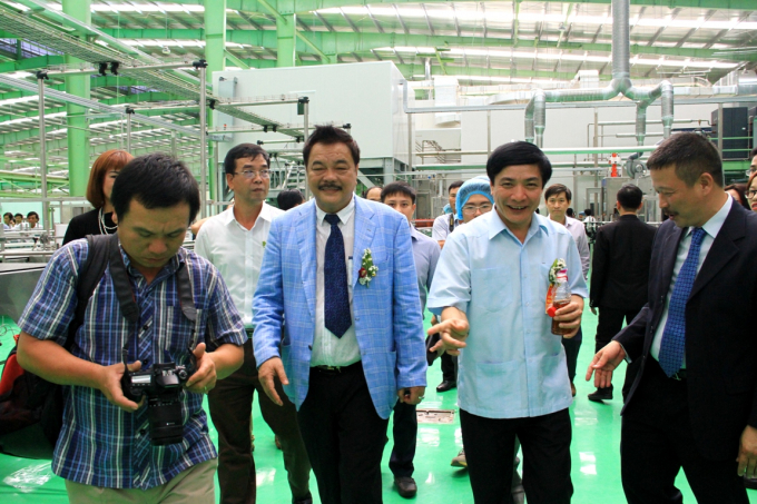 Đo&agrave;n đại biểu tham quan nh&agrave; m&aacute;y v&agrave; d&acirc;y chuyền sản xuất.