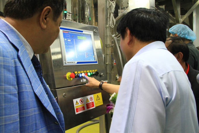 C&aacute;c đại biểu bấm n&uacute;t ch&iacute;nh thức khởi động, vận h&agrave;nh giai đoạn 1 nh&agrave; m&aacute;y Number One Chu Lai.