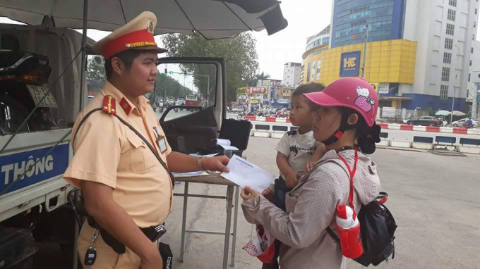Lực lượng chức năng hỗ trợ 2 mẹ con chi Linh chi ph&iacute; để về qu&ecirc;.