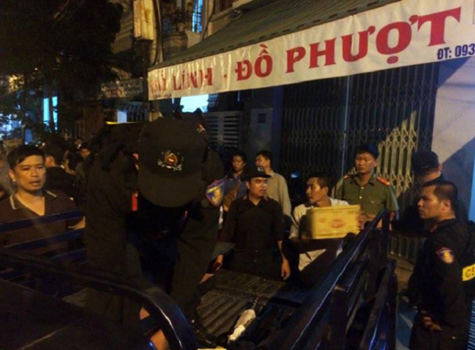 Lực lượng c&ocirc;ng an thu giữ h&agrave;ng trăm vũ kh&iacute; tại cửa h&agrave;ng b&aacute;n đồ phượt ở Nha Trang. Ảnh: CTV