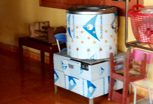 Chiếc m&aacute;y vặt l&ocirc;ng g&agrave;.