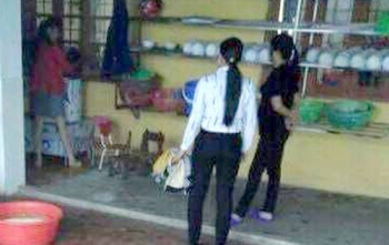 Hiệu trưởng dốc đầu bé 5 tuổi vào máy vặt lông gà