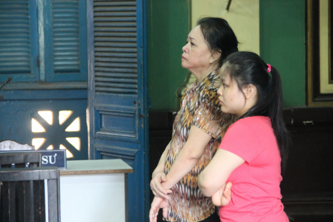 Bị c&aacute;o Thuy (&aacute;o đỏ) v&agrave; bị c&aacute;o Thanh tại t&ograve;a.&nbsp;