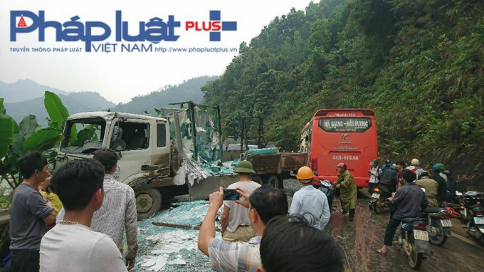 Hiện trường 2 xe tai nạn khiến người v&agrave; xe m&aacute;y phải đi xuống r&atilde;nh ( Ảnh: Tiến Vũ ).