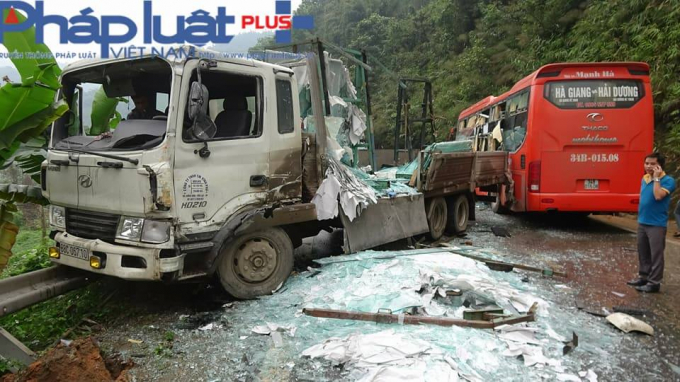 K&iacute;nh x&acirc;y dựng tr&ecirc;n xe tải x&ocirc; hết xuống đường vỡ vụn ( Ảnh: Tiến Vũ ).