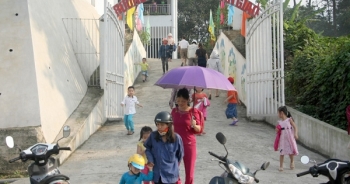 Dọa dốc đầu bé 5 tuổi vào máy vặt lông gà, Hiệu trưởng bị đình chỉ công tác 15 ngày