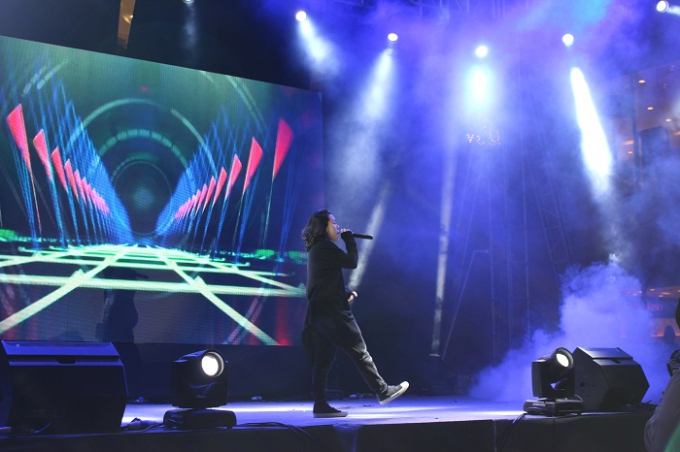 Ca sĩ Ti&ecirc;n Ti&ecirc;n &ldquo;h&acirc;m n&oacute;ng&rdquo; s&acirc;n khấu với ca kh&uacute;c &ldquo;V&igrave; t&ocirc;i c&ograve;n sống&rdquo;.