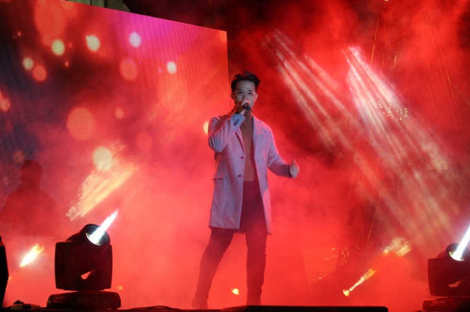 Ca sĩ H&agrave; Anh Tuấn với ca kh&uacute;c &ldquo;Th&aacute;ng tư l&agrave; lời n&oacute;i dối của em&rdquo; với ca từ da diết l&atilde;ng mạn.