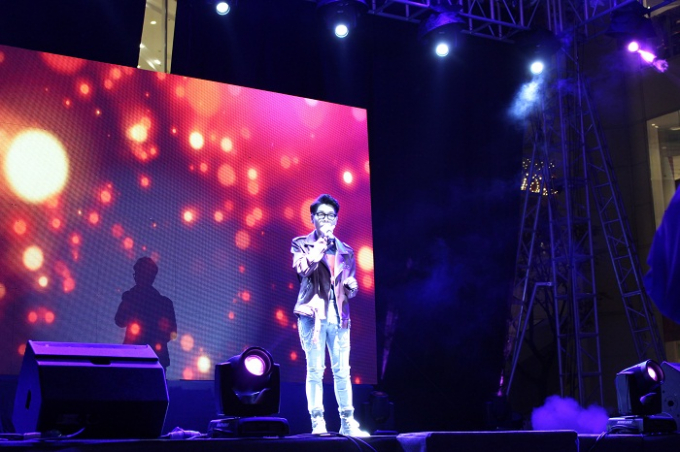 Qu&aacute;n qu&acirc;n&nbsp;Giọng&nbsp;h&aacute;t Việt 2015&nbsp;Đức Ph&uacute;c cũng c&oacute; mặt tại chương tr&igrave;nh.