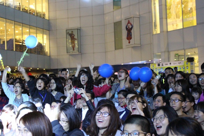 Kh&aacute;n giả c&oacute; mặt tại IPH Shopping Center tỏ ra v&ocirc; c&ugrave;ng h&agrave;o hứng khi được nghe c&aacute;c tiết mục về m&ocirc;i trường kể bằng &acirc;m nhạc v&agrave; nghệ thuật s&acirc;n khấu cấp cao.