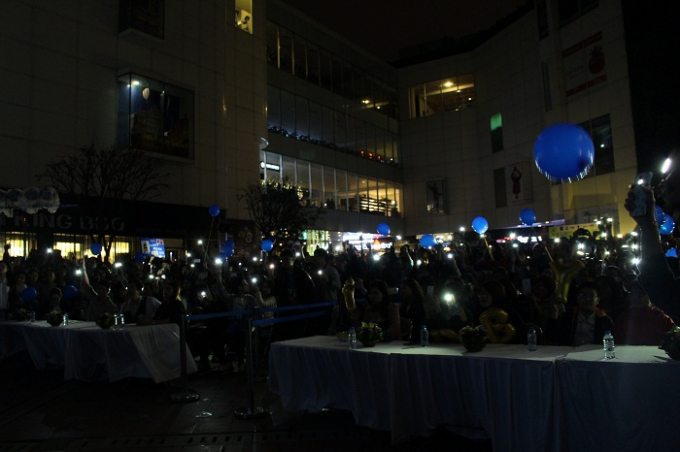 Sau khi thực hiện nghi thức tắt đ&egrave;n, khu vực IPH Xu&acirc;n Thủy d&ugrave; đ&atilde; tắt to&agrave;n bộ đ&egrave;n điện, nhưng &aacute;nh s&aacute;ng vẫn lung linh nhờ &aacute;nh đ&egrave;n flash của c&aacute;c bạn trẻ tham gia.