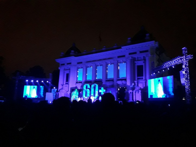 Quảng trường chật k&iacute;n người.